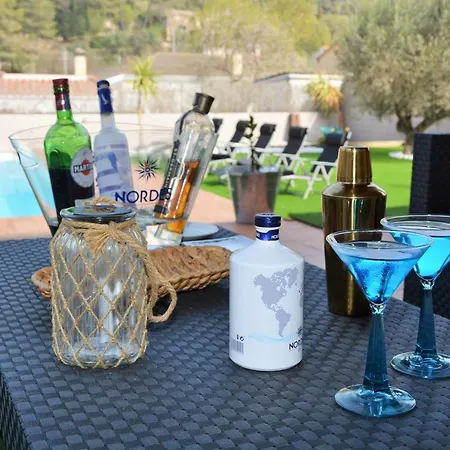 Lia 10 Minutes Drive Sitges Very Confortable Ac Pool Xl Garden Sunny Oriented Villa
