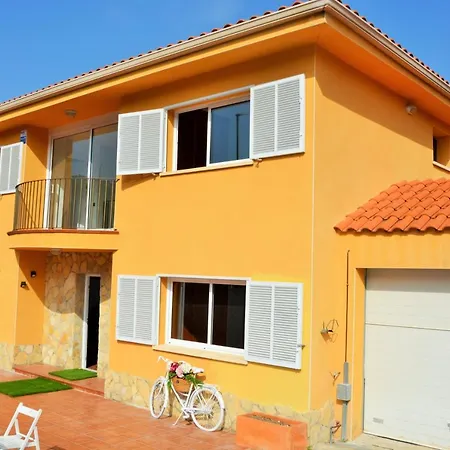 Lia 10 Minutes Drive Sitges Very Confortable Ac Pool Xl Garden Sunny Oriented Canyelles (Catalonia)